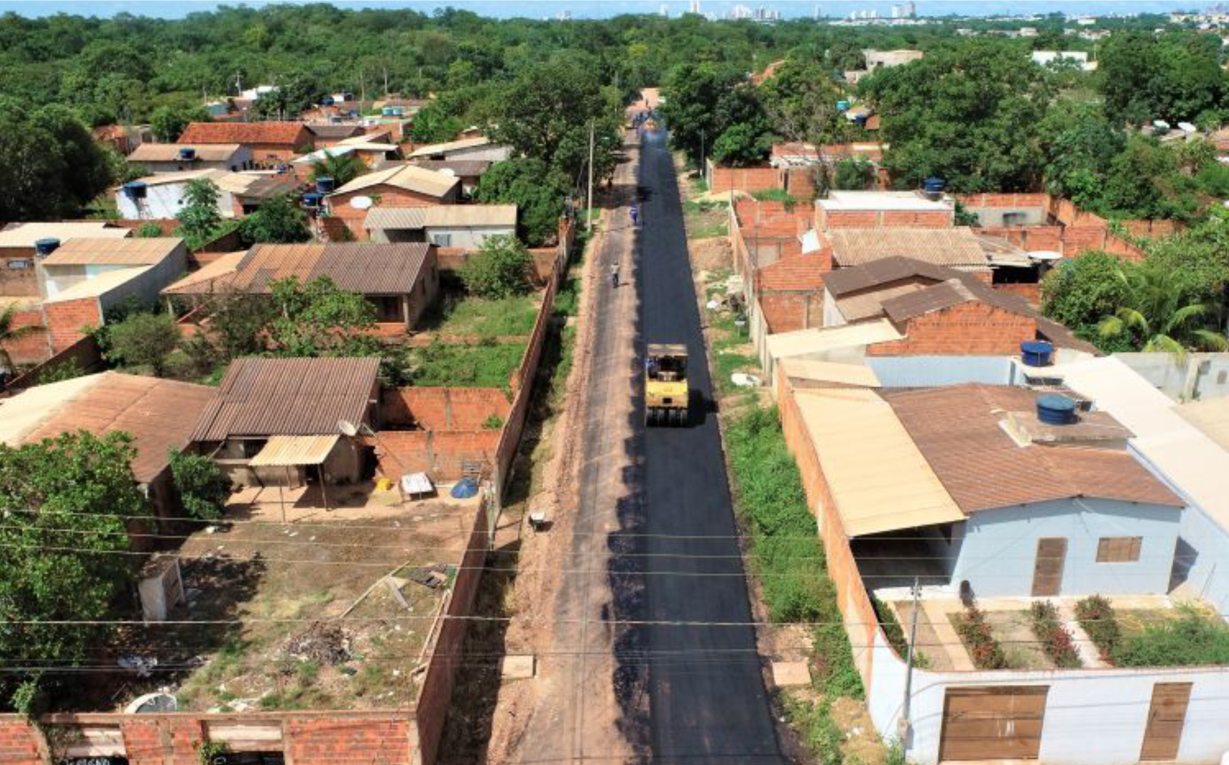 Implantação da pavimentação asfáltica do bairro Altos da Serra II atinge a marca de 50% dos trabalhos concluídos
